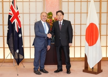 会談を前に、ファレル・オーストラリア貿易・観光大臣と記念撮影を行う林外務大臣