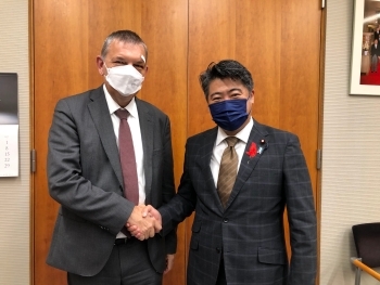 表敬を前に、記念撮影を行う木原官房副長官とラザリーニ国連パレスチナ難民救済事業機関(UNRWA)事務局長