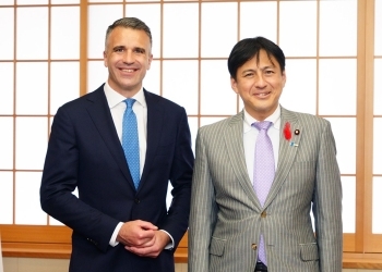 会談を前に、記念撮影を行う武井副大臣とマリナスカス・オーストラリア連邦南豪州首相