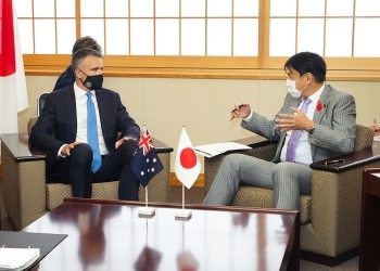 武井副大臣が、マリナスカス・オーストラリア連邦南豪州首相と会談している様子