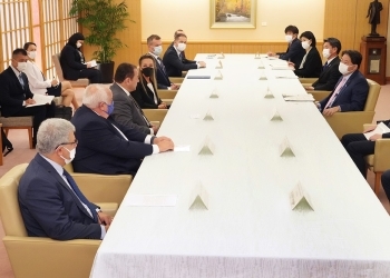 林外務大臣が、UNHCR駐日代表及び駐日ウクライナ大使、及び周辺5か国の駐日大使と懇談している様子
