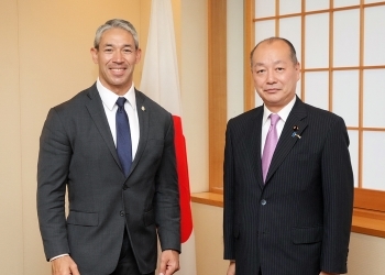 前を向き、記念撮影に応じる、髙木政務官とニレンバーグ市長の様子