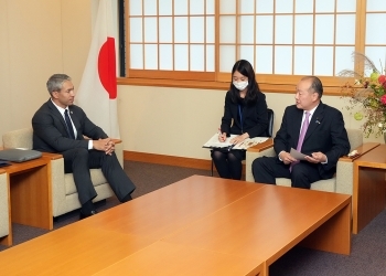 着席し、意見交換を行う、髙木政務官とニレンバーグ市長の様子