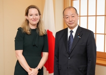 会談を前に、ポープIOM副事務局長を記念撮影を行う高木政務官