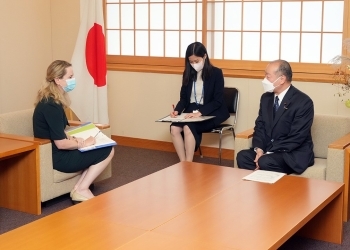 ポープIOM副事務局長と会談を行っている高木政務官の様子