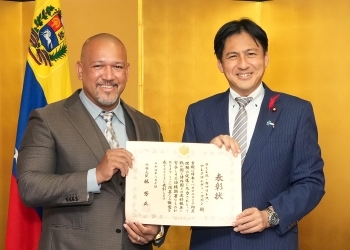 アレクサンデル・ラモン・ラミレス・カプリレス氏と武井外務副大臣 外務大臣表彰状