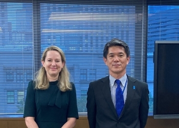 政策協議の首席代表を務めた遠藤和也国際協力局長(右側)とエイミー・ポープIOM副事務局長(左側)