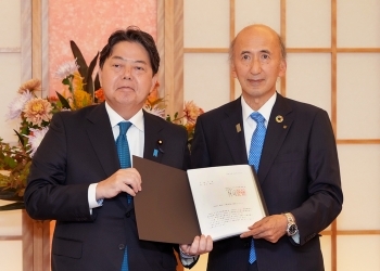 APECビジネス諮問委員会日本委員から提言を受け取る林外務大臣
