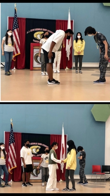 日本のお辞儀を実践する日米の学生(上)と、米国の握手を実践する日米の学生(下)の様子