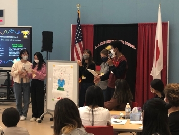 プレゼンテーションを行う、日米の学生達の様子