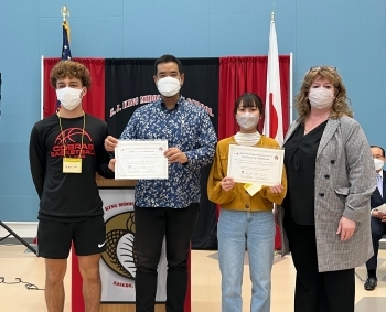 授与した修了証を持ち、記念撮影に応じる、日米の学生達の様子