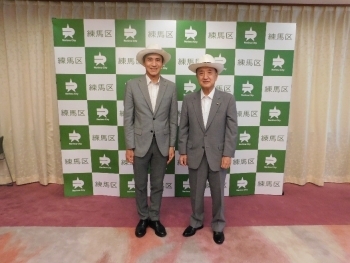 (写真1)森下大使と前川区長の記念写真の様子