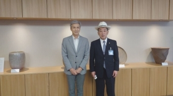 (写真2)森下大使と辻󠄀・北見市長の記念写真の様子