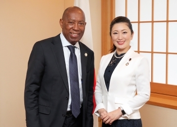 正面を向き、記念撮影に応じる、吉川政務官とターナー市長の様子