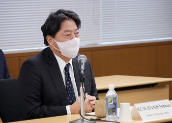 マンスフィールド財団理事一行と意見交換を行う、林大臣の様子