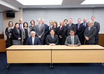 林大臣とマンスフィールド財団理事一行による集合写真