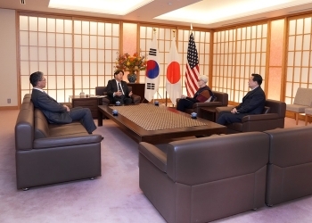 林外務大臣が、日米韓外務次官と意見交換を行っている様子