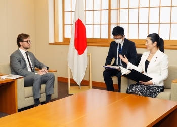 着席し、意見交換を行う、吉川政務官とズィルガルヴィス次期大使の様子