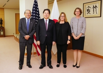 正面を向き、記念撮影に応じる、林大臣、バサラ会長、フジオカ理事長、およびバロウズ館長の様子