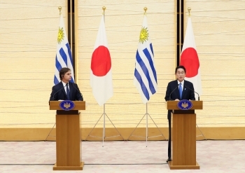 岸田総理大臣とラカジェ・ポウ大統領による共同記者発表の様子