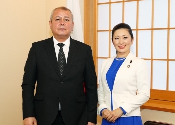表敬を前に、記念撮影を行う吉川政務官とソレゾーダ・タジキスタン経済発展・貿易省第一副大臣