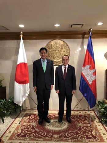 懇談を前に、記念撮影を行う武井外務副大臣とトゥイ・リー駐日カンボジア大使