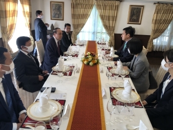 昼食を共にしながら、トゥイ・リー駐日カンボジア大使と懇談を行う武井外務副大臣