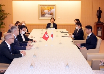 グリューター・スイス国民議会外交委員会委員長と会談する山田外務副大臣