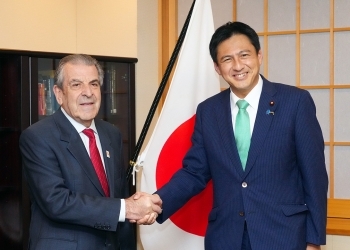 正面を向き、握手を交わす、武井副大臣とフレイ元大統領の様子