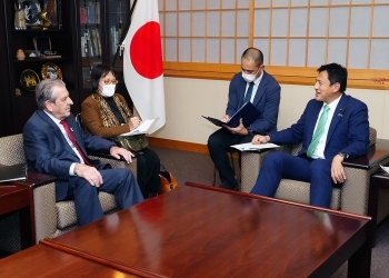 着席し、意見交換を行う、武井副大臣とフレイ元大統領の様子