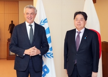 会談を前に、国旗の前で記念撮影を行う林外務大臣とグランディ国連難民高等弁務官