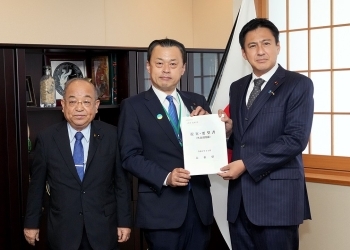 丸山達也島根県知事から要望書を受け取る武井外務副大臣
