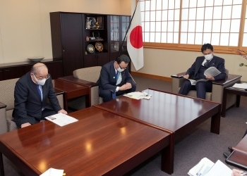 武井外務副大臣が、丸山島根県知事から竹島問題等に関する要望を聴取している様子
