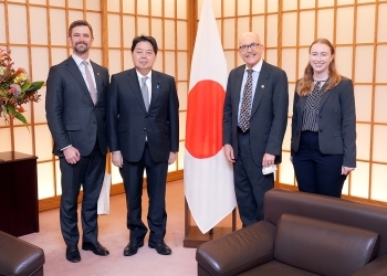 正面を向き、記念撮影に応じる、林大臣とズムワルト理事長一行の様子