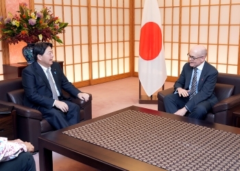 着席し、意見交換を行う、林大臣とズムワルト理事長の様子