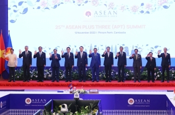 ASEAN+3首脳会議を前に、全体の記念撮影が行われている様子