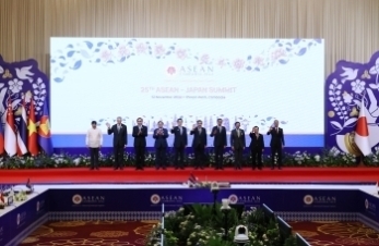 日ASEAN首脳会議を前に、岸田総理大臣とASEAN首脳らが写真撮影を行っている様子