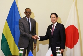 会談を前に、岸田総理大臣とカガメ・ルワンダ大統領が握手している様子