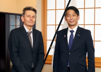 正面を向き、記念撮影に応じる、山田外務副大臣とミュッツェニヒ院内総務の様子