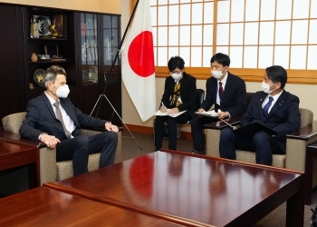 着席し、意見交換を行う、山田外務副大臣とミュッツェニヒ院内総務の様子