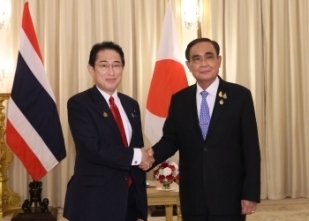 会談を前に、プラユット首相と握手する岸田総理大臣