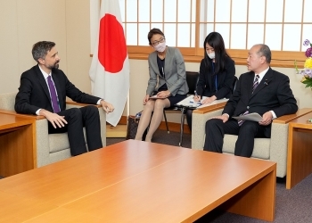 髙木外務政務官が、ラリオ国際農業開発基金総裁と座って懇談している様子