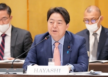 会合で発言する林外務大臣