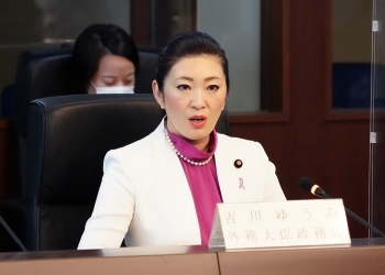 有識者懇談会において発言を行っている吉川外務大臣政務官