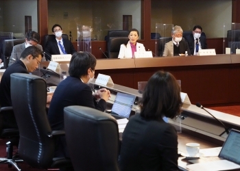 有識者懇談会において、吉川政務官が有識者と議論している様子