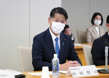 冒頭で挨拶を行う、山田副大臣の様子