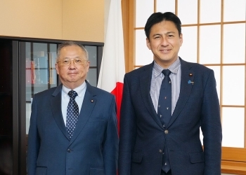 表敬を前に、記念撮影を行う武井外務副大臣とトミー・チョン香港特別行政区立法会議員兼行政会議議員