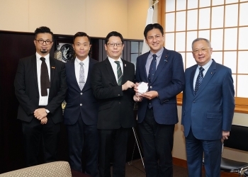 武井副大臣とトミー・チョン議員一行が記念撮影を行う様子
