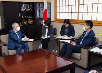 武井副大臣が、トミー・チョン香港特別行政区立法会議員兼行政会議議員と懇談している様子