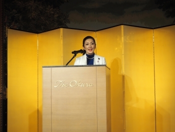 演台に立ち、挨拶を行う、吉川政務官の様子